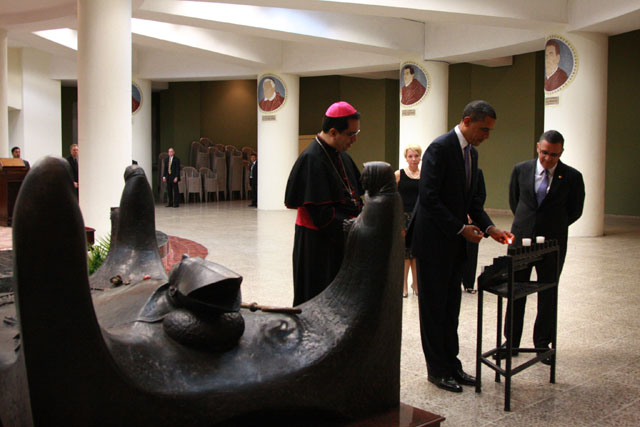 En su último gesto ante monseñor Romero, Obama prende una vela en honor del arzobispo. Ha sido el único presidente estadounidense en acudir a la cripta a rendir tributo al religioso.