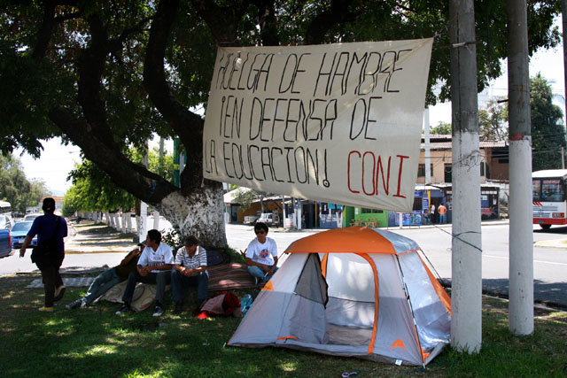 Seis aspirantes para nuevo ingreso de la UES iniciaron una huelga de hambre desde este lunes frente la entrada de principal de la UES, para exigir se otorguen 330 cupos más para las rechazados.
