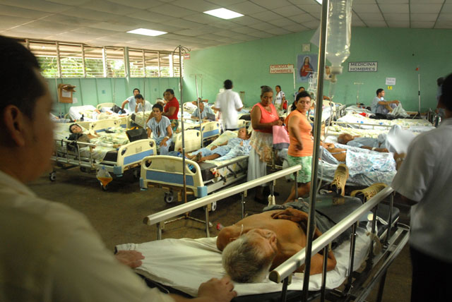 En el Hospital Nacional Santa Tereza, Zacatecoluca, los pacientes pagan las consecuencias de las irregularidades en el proyecto RHESSA. Foto El Faro
