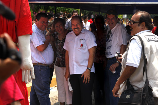 El alcalde de Texistepeque, Armando Portillo, al centro, soríe durante la celebración de la fiesta de los 