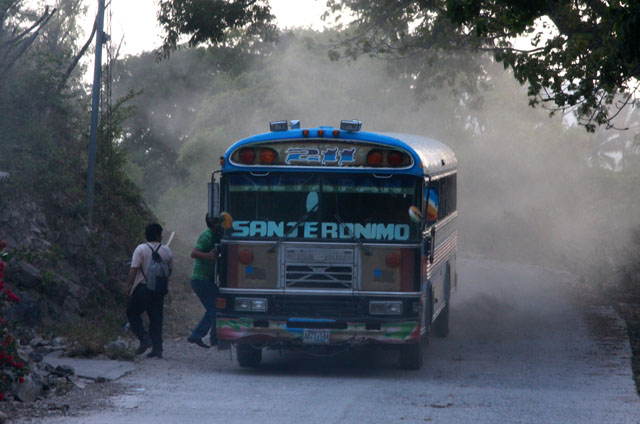 Un bus que hace su recorrido entre San Jerónimo y Metapán deja personas en una parada. Al igual que el camino hacia San Fernando, esta zona es poca poblada y con poco patrullaje.