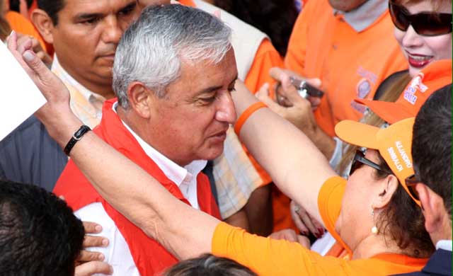 Otto Pérez Molina, candidato a la Presidencia guatemalteca durante su campaña en la capital. Foto Partido Patriota