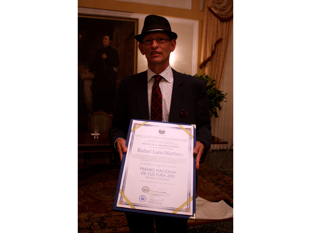 Rafael Lara Martínez con el pergamino del Premio Nacional de Cultura 2011 / Foto de José Carlos Reyes