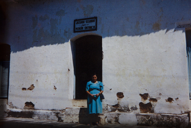 Rufina Amaya en la puerta del juzgado de San Francisco Gotera, Morazán, tras la presentación de la denuncia judicial contra los mandos del Batallón Atlacatal. Octubre de 1990.
