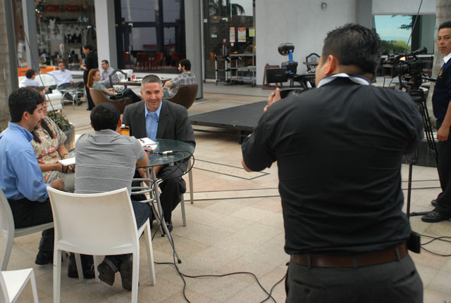 Edgar Lopez Bertrand﻿﻿ llegó con su equipo de filmación para la plática con El Faro.