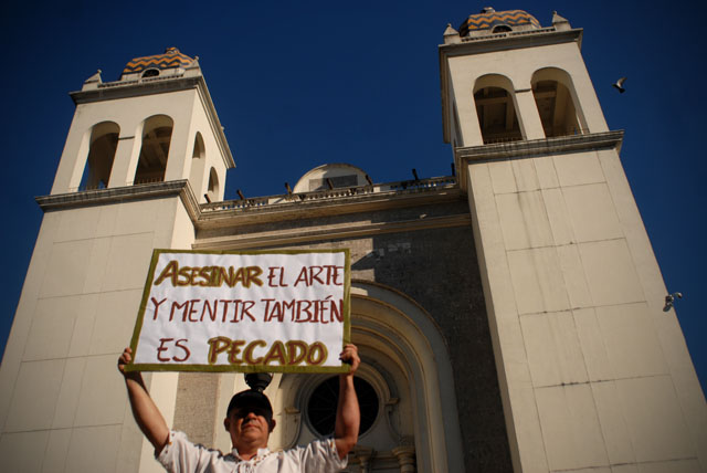 Manifestación frente a Catedral Metropolitana durante la homilía del domingo 8 de enero.