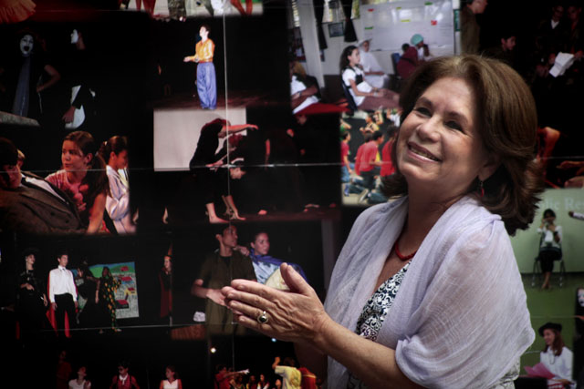 Ana Ruth Aragón ha tenido muchos nombres y lucido muchas caras, pero al mostrarse ella misma, se muestra satisfecha de ser una actriz que logró sobrevivir en El Salvador. Foto Frederick Meza.
