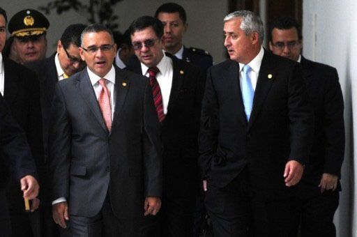 El presidente salvadoreño Mauricio Funes visita a su colega guatemalteco Otto Pérez. Foto AFP