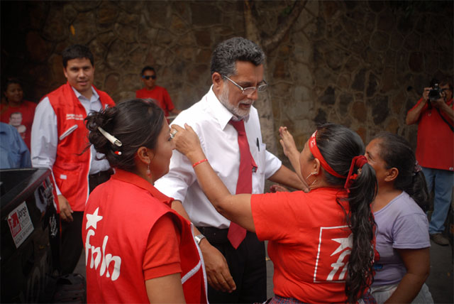 Jorge Schafik Handal llega a una repartición de víveres para la comunidad Papini y Santa Lucia de San Salvador. Foto Mauro Arias