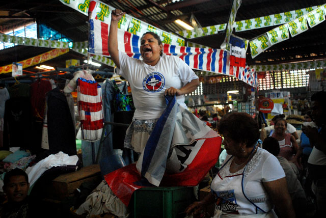 Un vendedora simpatizante de de Arena grita insultos durante la visita del candidato del FMLN al edificio 3 del Mercado Central de San Salvador. Foto Mauro Arias