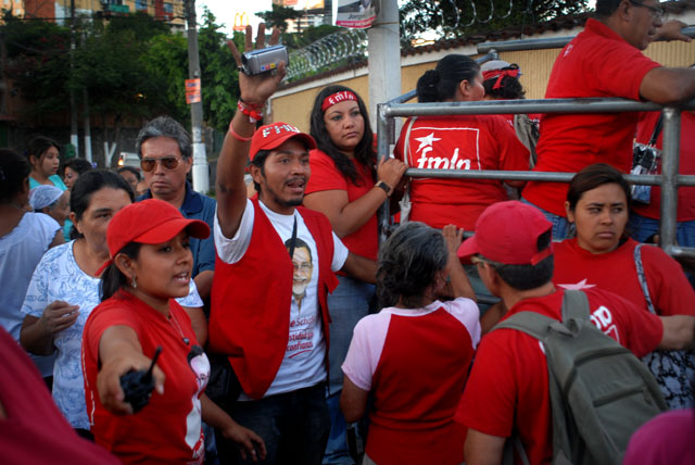 Militantes del FMLN organizan a gritos una repartición de víveres en la comunidad Las Palmas. Foto Mauro Arias