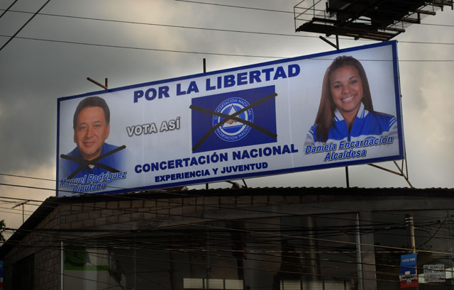 Manuel Rodríguez junto a la Daniela Encarnación Martínez, candidata a alcaldesa de Santa Tecla, en una valla publicitaria en Ciudad Merliot. Foto Mauro Arias