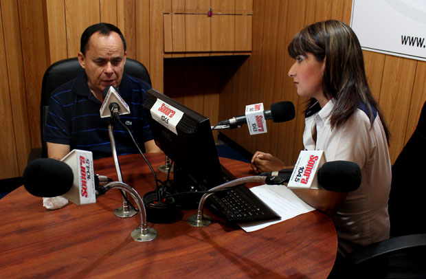 Gilberto Morán durante una entrevista en la cabina de Radio Sonora.