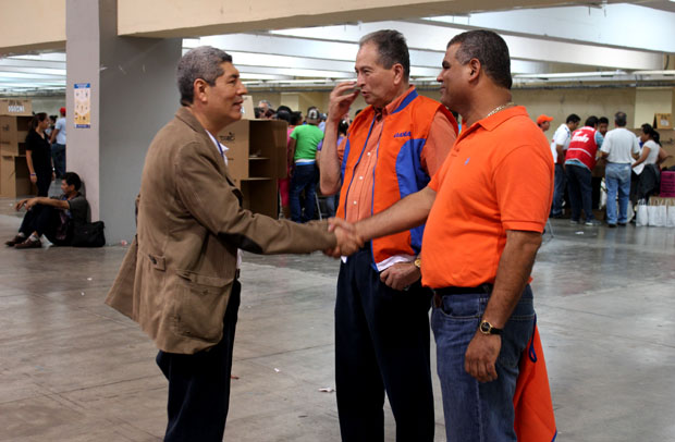 William Huezo saluda al secretario general de Gana, Andrés Rovira, en el centro de votación de CIFCO.