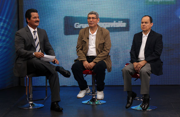 Gilberto Morán y William Huezo en una entrevista de televisión el día de elecciones.