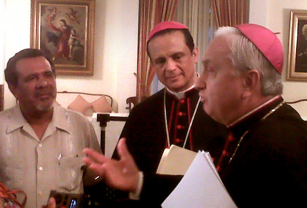 Raúl Mijango, a la izquierda, junto a Fabio Colindres y el nuncio Luigi Pezzuto. Foto Carlos Martínez