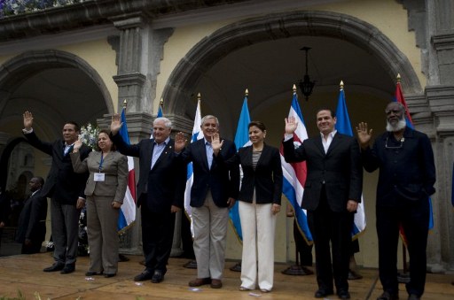 El embajador de República Dominicana en Guatemala, Rene Santana; la embajadora salvadoreña en Guatemala Claudia Conjura; el presidente panameño President Ricardo Martinelli; el presidente guatemalteco Otto Perez Molina; la presidenta cotarricense Laura Chincilla; el vicepresidente hondureño Samuel Reyes y el canciller beliceño Wilfred Elrington durante una foto oficial del encuentro de presidentes de América Central en Antigua Guatemala. Foto AFP