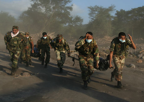 Soldados rescatan cuerpos de víctimas en el lecho del río Jiboa. Foto Frederick Meza