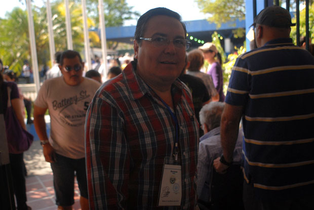 Francisco Laínez durante el día de elecciones del 11 de marzo 2012 en un centro de votación de San Salvador. Foto El Faro