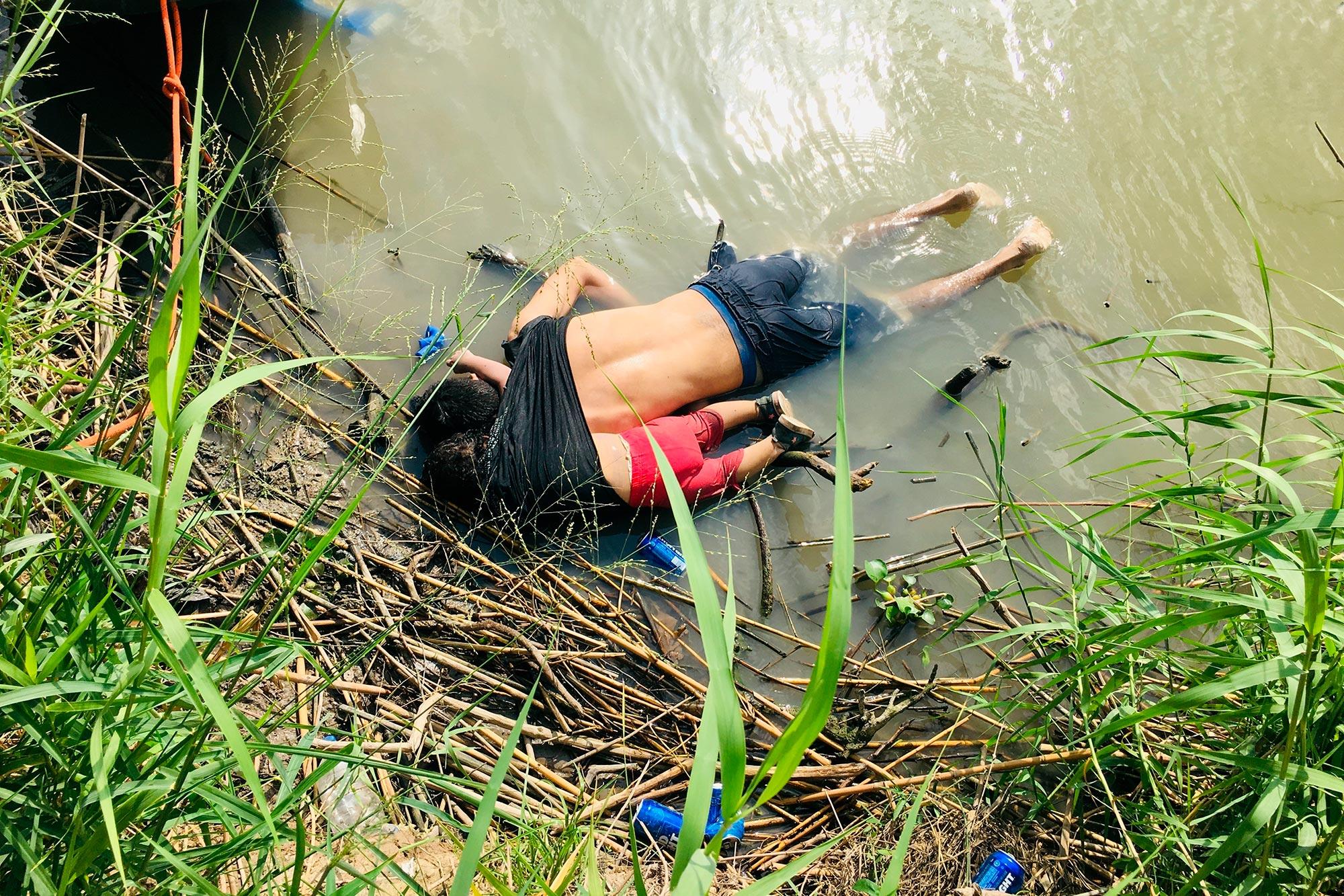 Los salvadoreños Óscar Martínez, de 25 años, y su hija Valeria, de año y medio, murieron ahogados en el río Bravo, en su intento por llegar a Estados Unidos. Esta fotografía ha dado vuelta al mundo y simboliza el estado actual de la crisis de refugiados centroamericana. Foto: Julia Le Duc /AP 