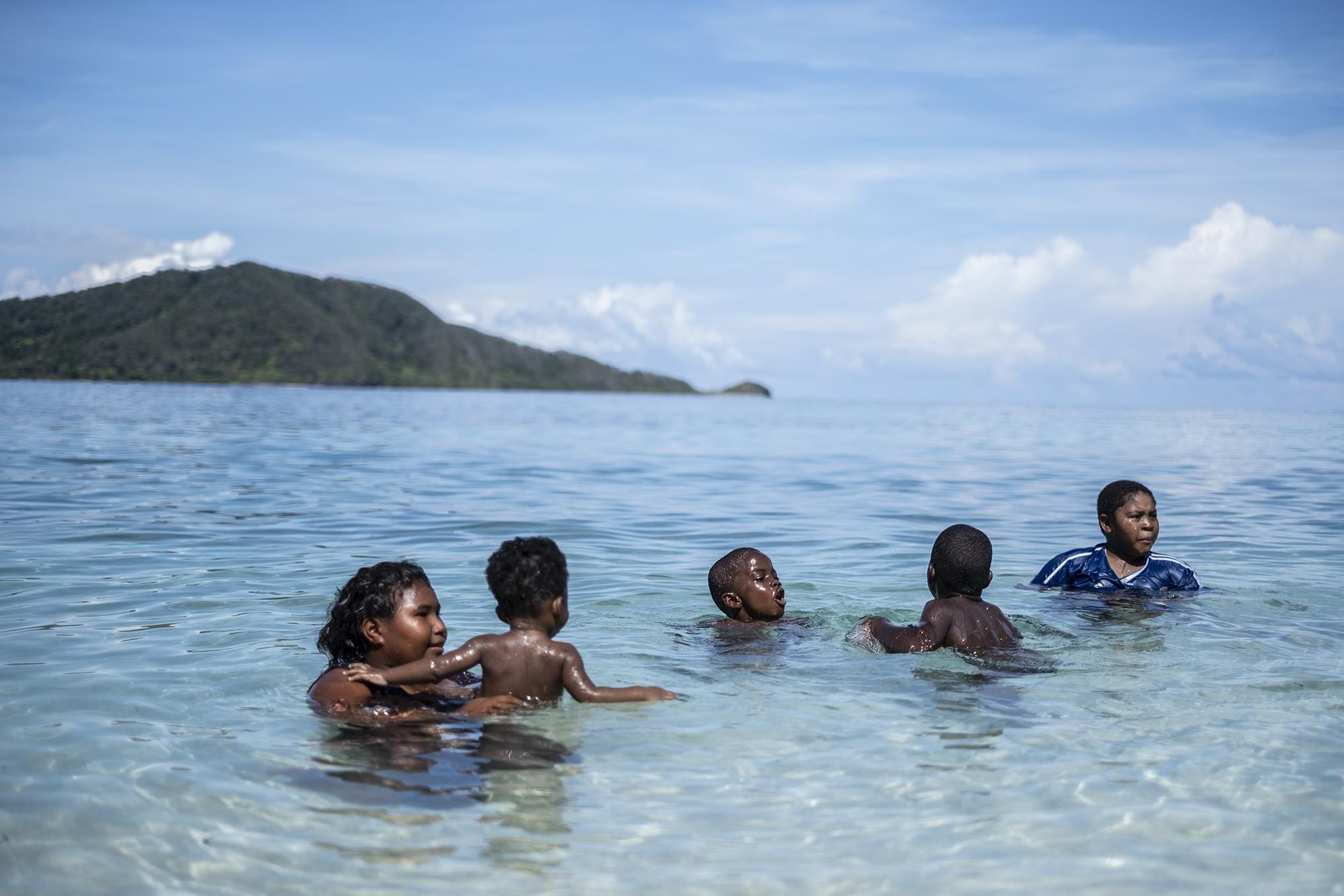 Las actividades de los niños en Cayo Chachahuate van de jugar a que son pescadores y buzos, a diario practican buceo en las cristalinas aguas del caribe hondureño. Foto de El Faro: Carlos Barrera