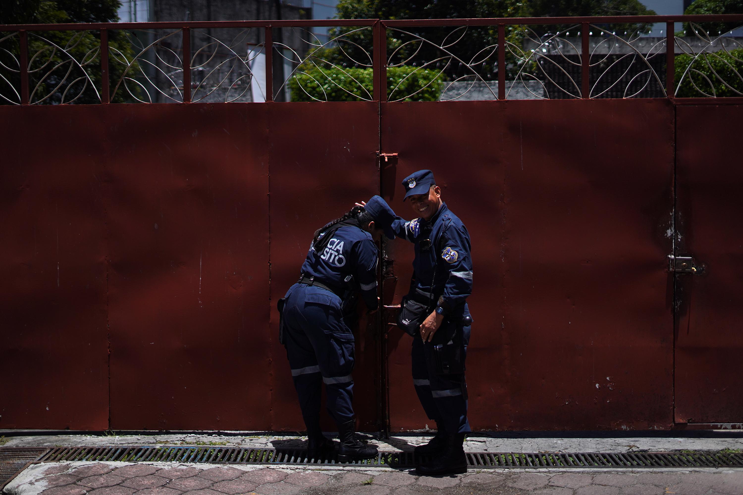 La Policía tomó control de los portones de la Federación Salvadoreña del Fútbol desde el 14 de julio. Aunque la orden de allanamiento era solo de 72 horas, el 21 de julio todavía estaban ahí. Foto de El Faro: Víctor Peña.