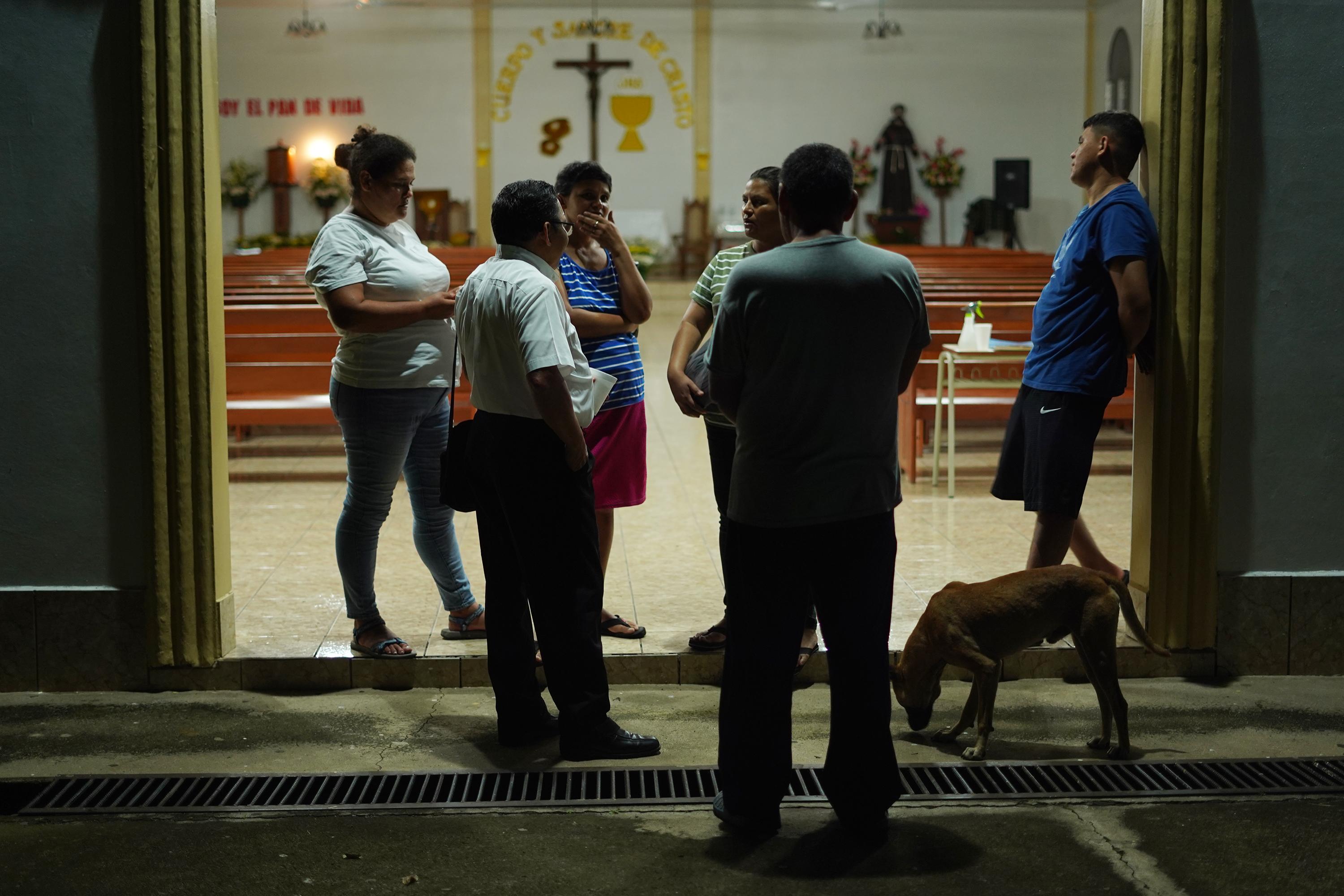 La comunidad de Guarjila, Chalatenango, se reunió la noche del lunes 25 de julio en la iglesia. Mantuvieron un diálogo de más de una hora para exponer su preocupación por la reciente captura de 21 hombres de esa comunidad. Foto de El Faro: Víctor Peña. 