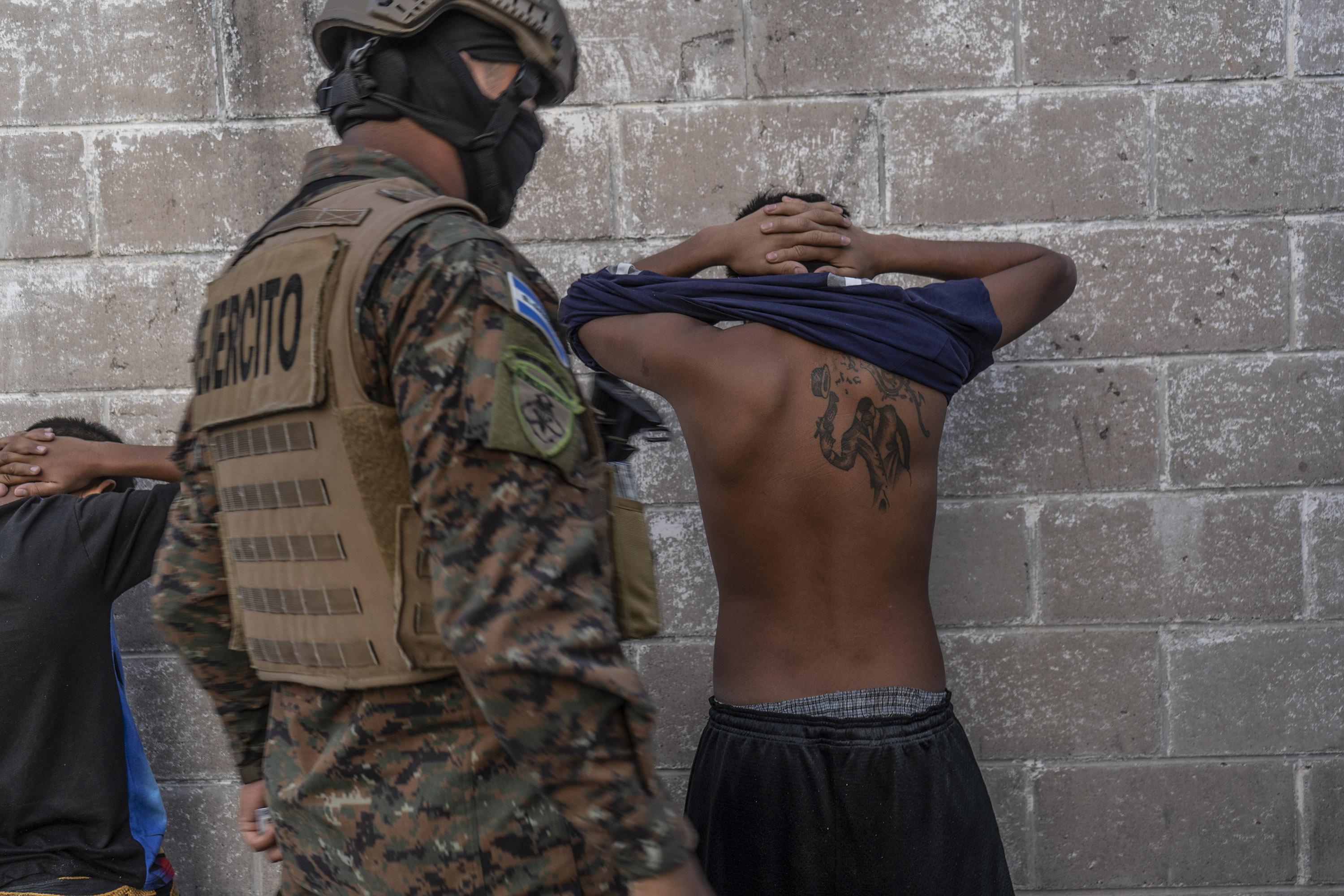 Through August 2, authorities registered more than 48,000 arrests during the state of exception. Many report that their relatives were arbitrarily detained for having tattoos not even alluding to gangs. Photo: Carlos Barrera/El Faro