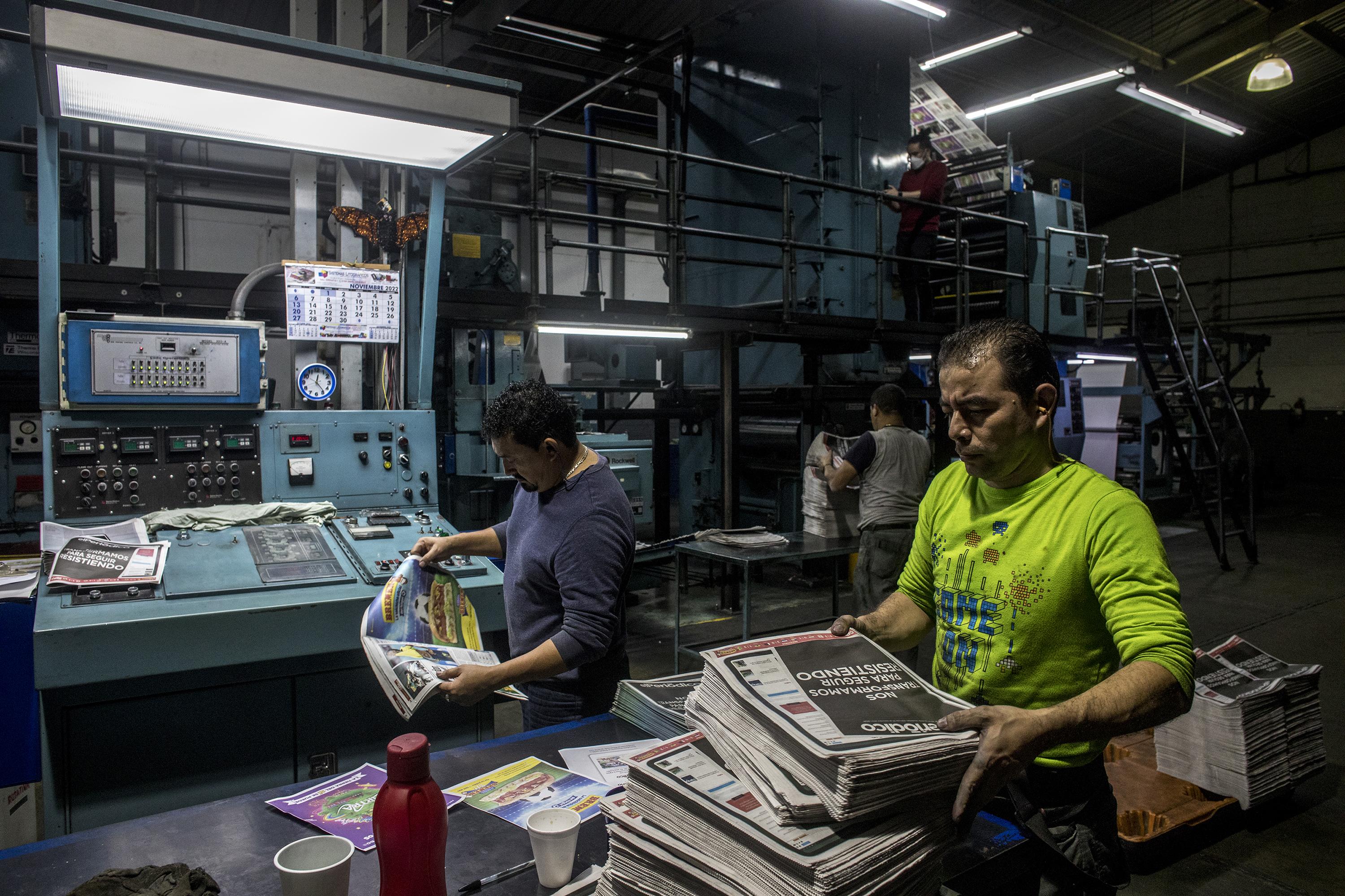 Empleados de producción trabajan en la impresión de la última edición de El Periódico, de Guatemala. Foto de El Faro: Simone Dalmasso/ Plaza Pública. 