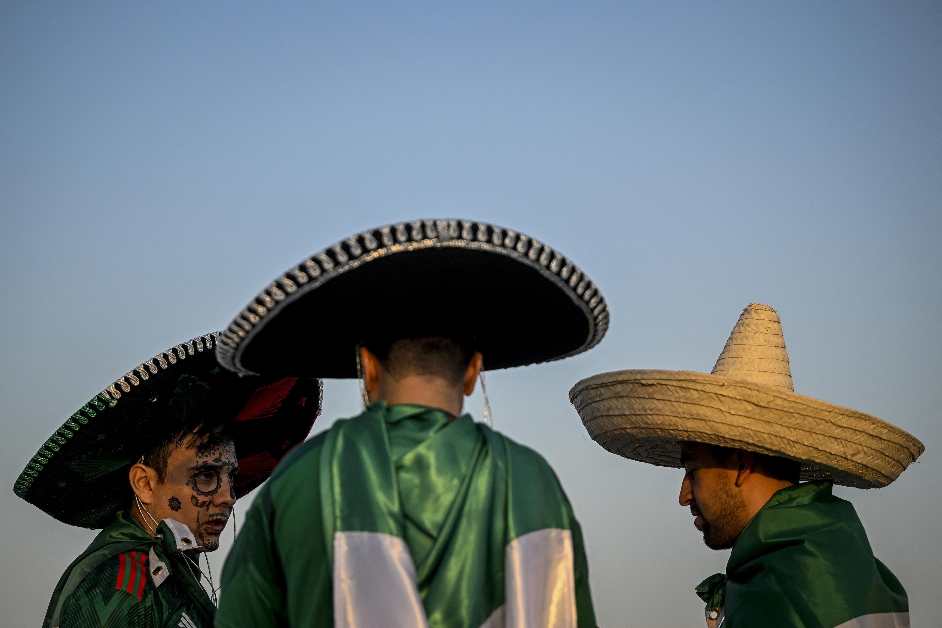 Aficionados mexicanos con sombreros llegan al partido de fútbol del Grupo C de la Copa Mundial Qatar 2022 entre México y Polonia en el Estadio 974 en Doha el 22 de noviembre de 2022. (Foto de PATRICIA DE MELO MOREIRA / AFP)