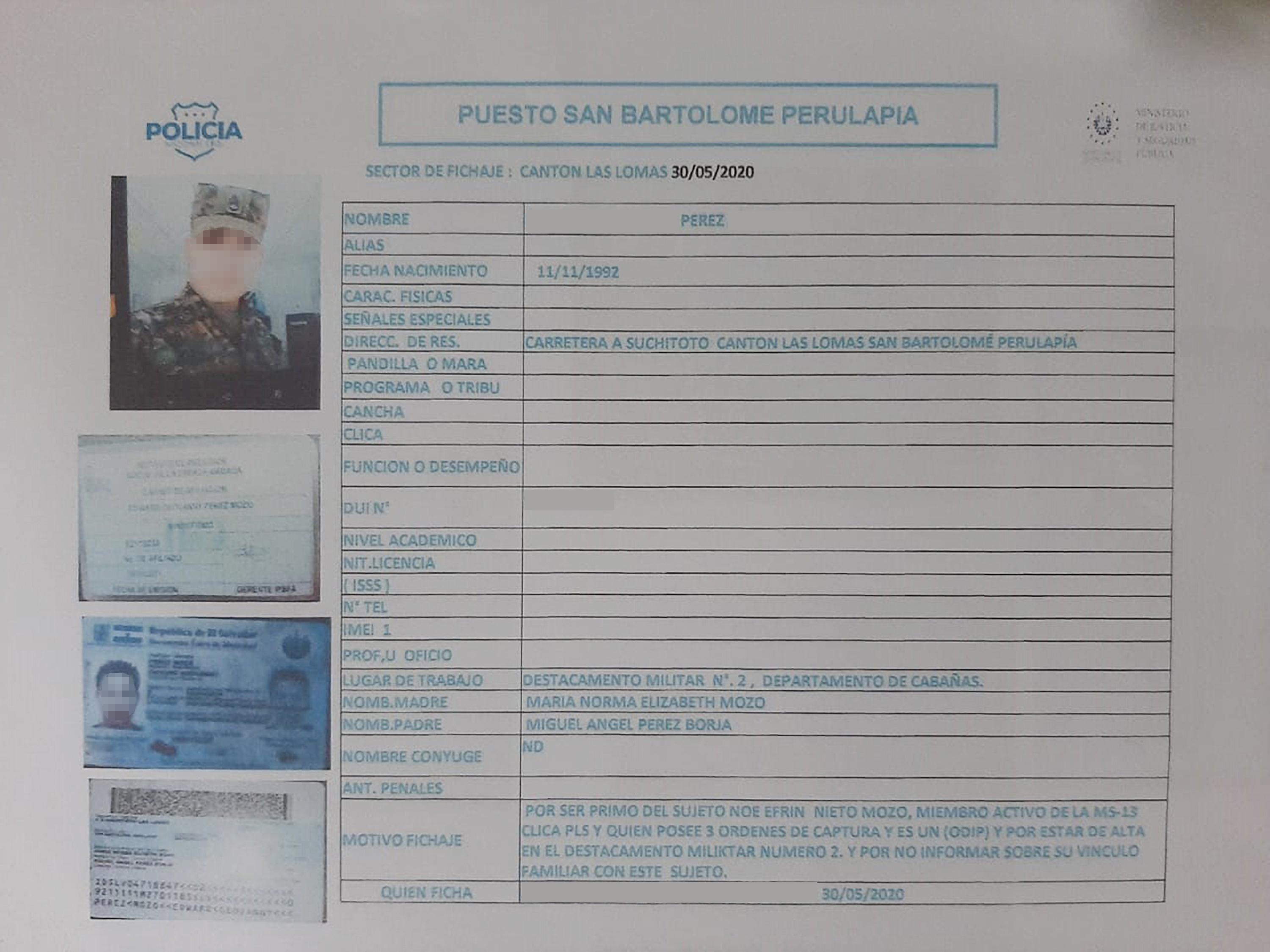 El sargento Pérez fue fichado en mayo de 2020. Dos años después, la Policía usó el mismo documento  para capturarlo durante el Régimen de Excepción.