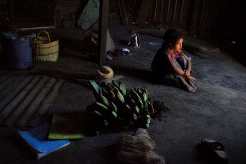 Sandra Yamileth Ramos, nieta de Mauricio Ramos, posa dentro de su antigua casa. El día de la tormenta el lodo la cubrió hasta la mitad y tuvieron que ser evacuados. Foto Frederick Meza.