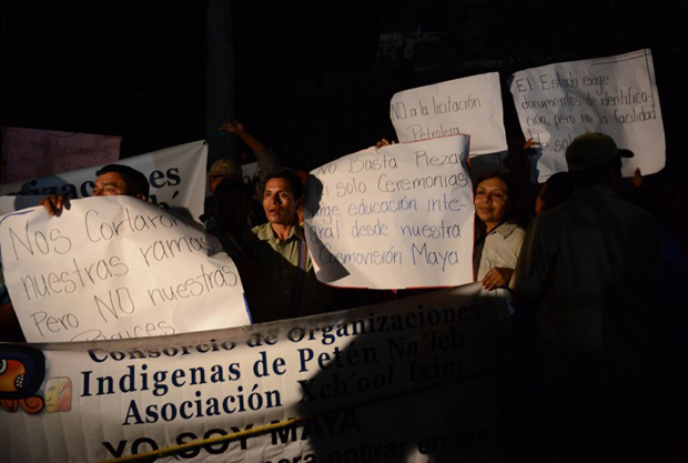 Grupos de indígenas mayas protestan por las celebraciones oficiales del Bak'tun 13 en Guatemala. Denuncian su exclusión y que no les hanpermitido entrar a los sitios arqueológicos mayas a conmemorar una milenaria tradición que pertenece a su cultura. / AFP - Johan ORDONEZ