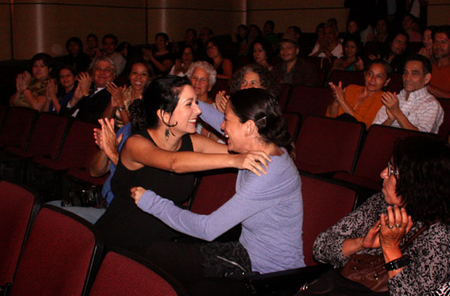 Catalina Del Cid es felicitada al enterarse de ser ganadora del premio Ovación 2012 en el teatro Luis Poma. Foto José Carlos Reyes