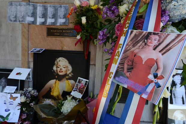 Norma Jeane Mortenson﻿, más conocida como Marilyn Monroe﻿, la leyenda, recibe todo tipo de homenajes en el 50 aniversario de su muerte en el Westwood Village Memorial Park Cemetery en Los Angeles. / AFP PHOTO Robyn BECK﻿