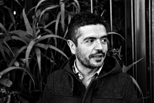 El escritor argentino Leopoldo Brizuela durante su visita a Montevideo, en junio de 2012. Brizuela ganó el prestigioso premio Alfaguara de novela 2012 por 'La misma noche'. / AFP PHOTO Panta ASTIAZARAN﻿.