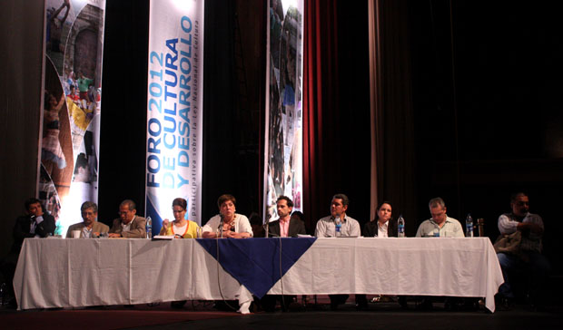 De izquierda a derecha, Manuel Velasco, Bibliotecas﻿; Róger Lindo, Publicaciones e Impresos; Mayra Barraza, Espacios de Desarrollo﻿; Magdalena Granadino, Secretaría de Cultura; Alejo Campos, coordinador del proyecto de la Ley; Gustavo Milán, Patrimonio; Vanessa Ruiz, Formación; Sajid Herrera, Investigación; Gustavo Pineda, Indígenas.