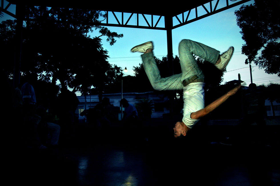 Cuando el reloj marca las 4 de la tarde, en el quiosco del parque del barrio San Jacinto, un grupo de unos 20 bailarines de break dance se echan a danzar en esta pist, así como lo demuestra “el Caballo”.