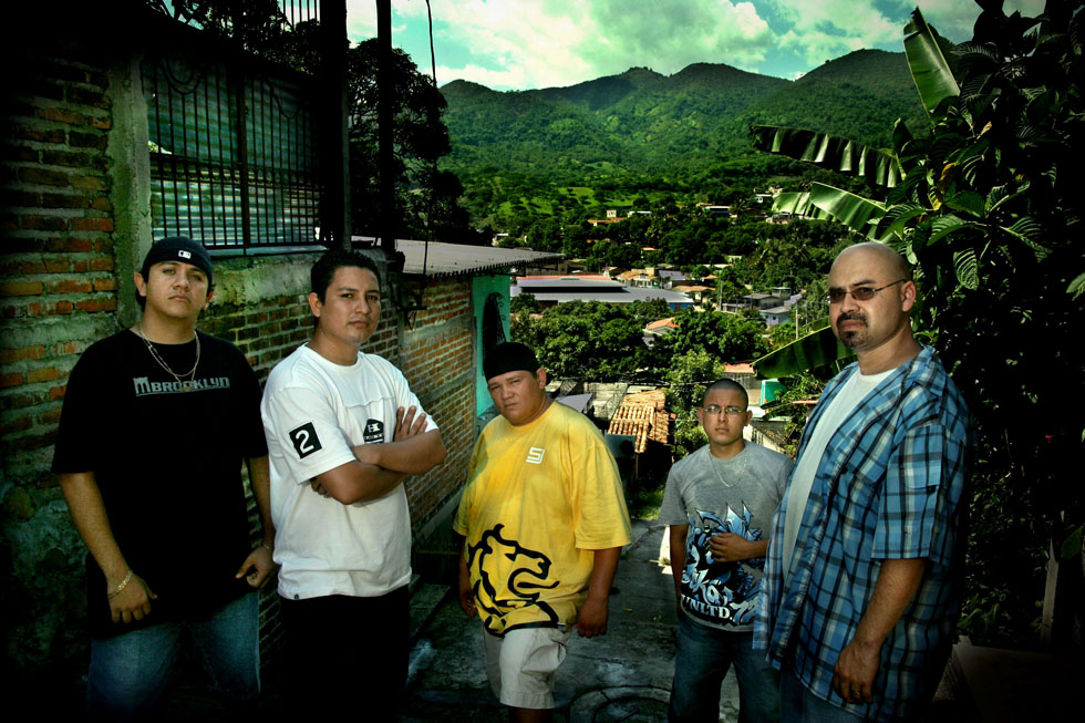 Con una década de trabajo, “Pescozada” y “Real Academia”, dos grupos hip hoperos de Chalatenango, son unos de los principales representantes musicales salvadoreños de esta corriente.