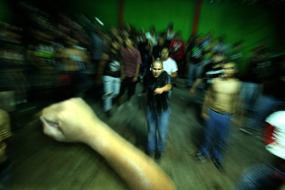 El grupo “Unión 13” pone a bailar a la multitud en un concierto en la plaza del Artista Nacional. El baile “mosh” es parte de los ritos de los punks, en donde hay cierto nivel de violencia controlada.