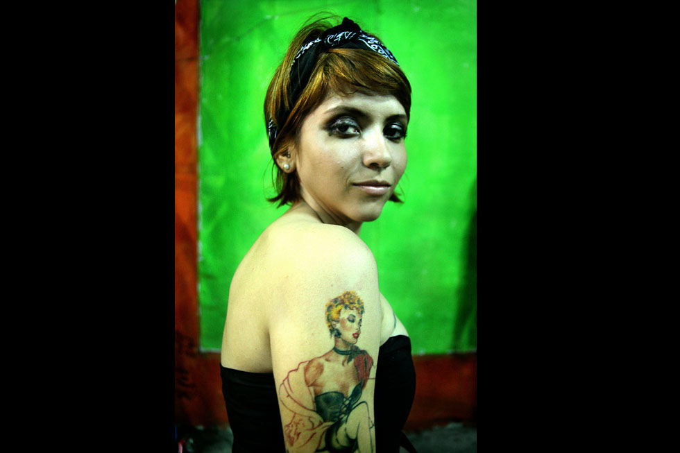 Una joven muestra su tatuaje durante el concierto de “Unión 13”. Los tatuajes forman parte de la estética punk,  y casi siempre son elaborados bajo conceptos y estereotipos de las bandas o personajes estadounidenses o ingleses.