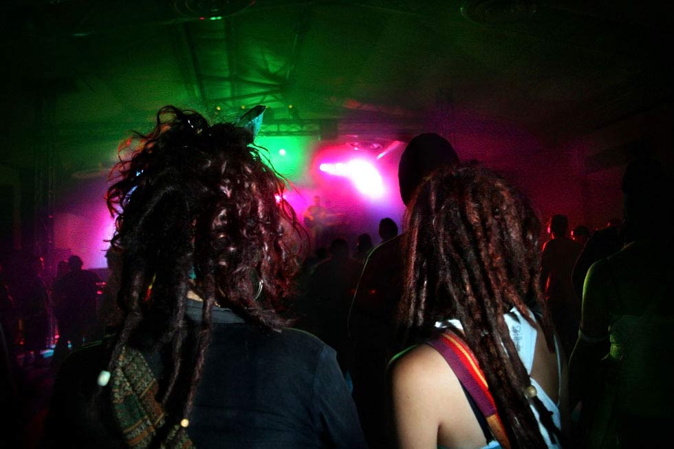 El máximo icono de la cultura reggae son los dreadlocks o rastas (pelo ensortijado al estilo jamaicano). Este estilo de peinado data de antes de los años 20s y proviene de la religión afrocaribeña del rastafarismo, popularizada por el cantante Bob Marley.