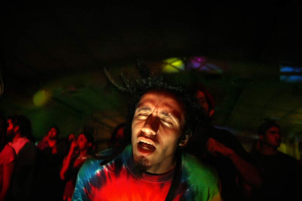 En el concierto del cantante argentino reggae Pablito Ortega, un joven baila con emoción. El verde, el amarillo y el rojo son los colores que identifican a esta tribu.