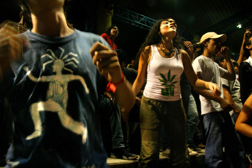 Jóvenes del colectivo reggae llamado THC (Todos Haciendo Conciencia o bien Tetra Hidro Cannabinol, la principal sustancia sicoactiva presente en la marihuana), bailan en un concierto en la Universidad de El Salvador. Dicen promover la despenalización del consumo de marihuana y generar conciencia sobre los problemas de la sociedad.