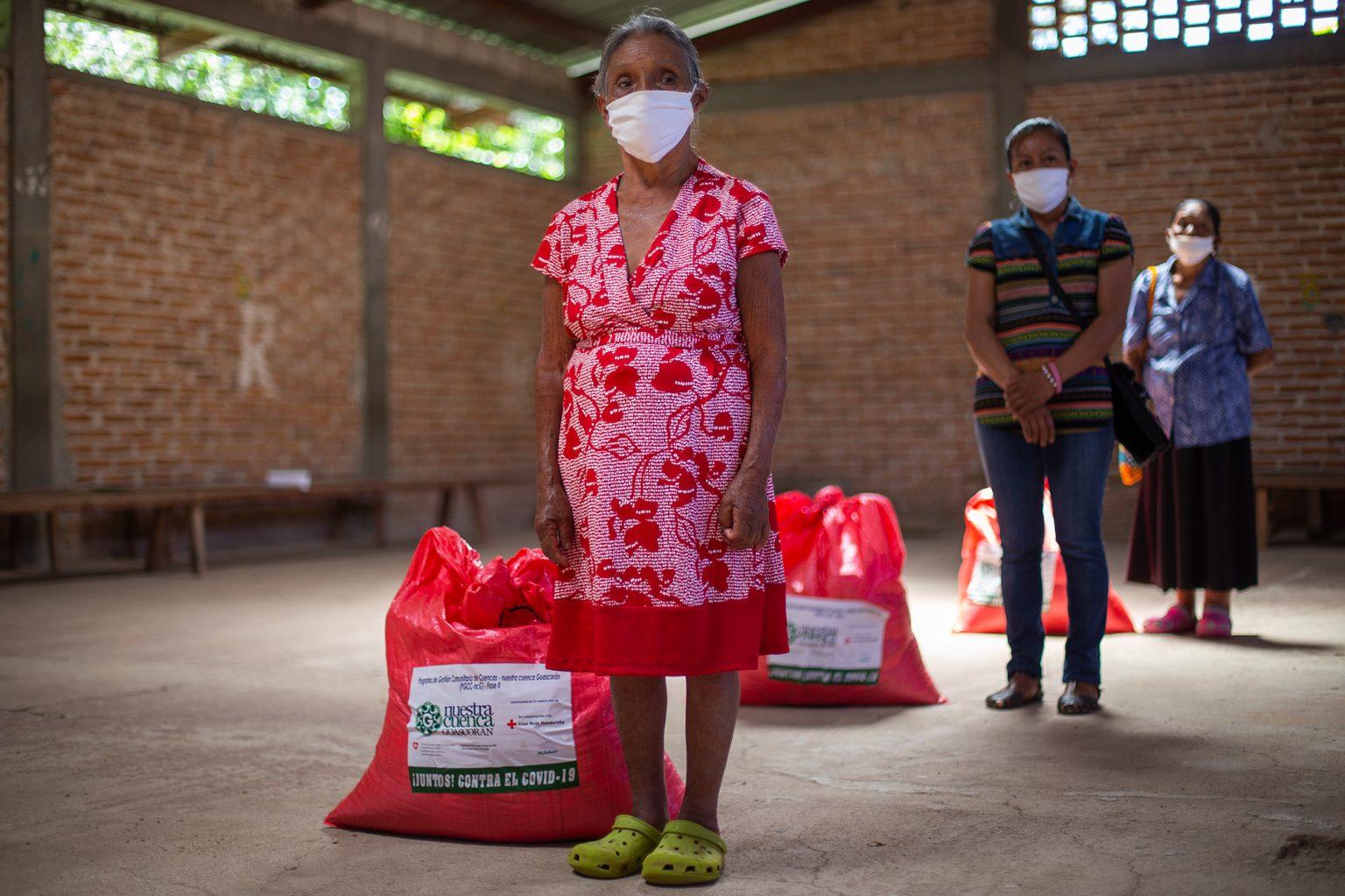 Three women stand with their food rations during the delivery protocols in the Florida community.  Opatoro, La Paz, August 8 2020. Photo: Martín Cálix