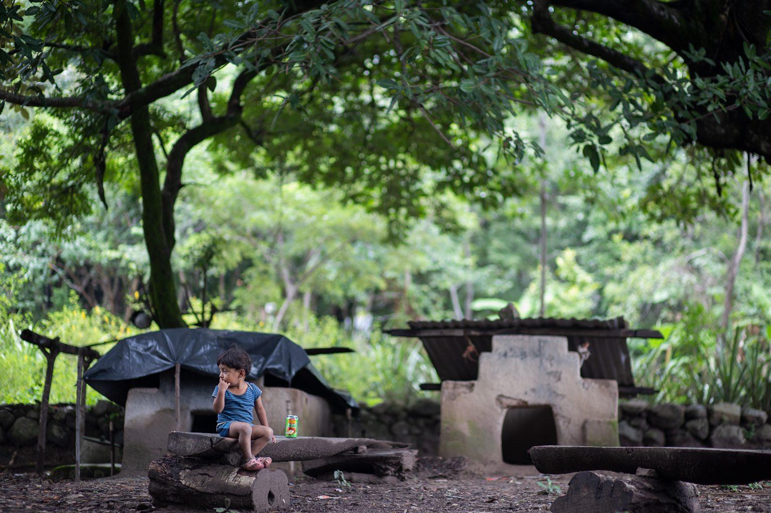 A child waits for his mother during the food delivery in his community. Curarén, Francisco Morazán. August 27 2020. Photo: Martín Cálix