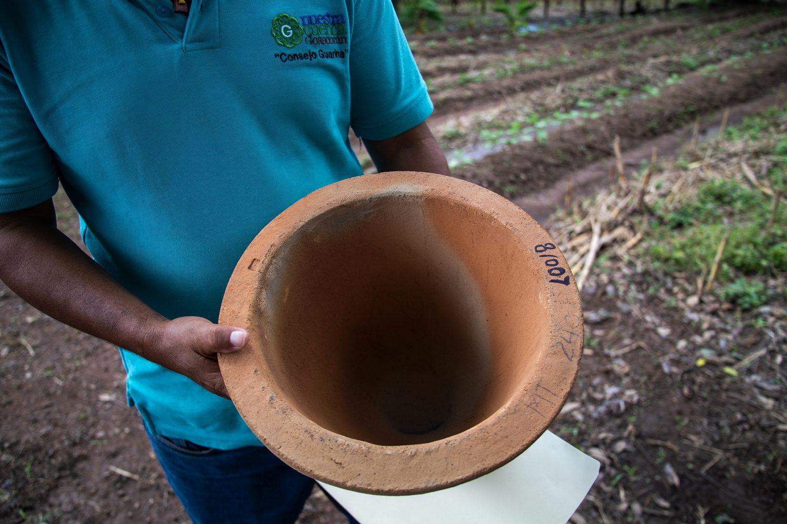 A clay filter inside a plastic container helps the families that benefit from the project to purify the water for human consumption. Aguanqueterique, August 29 2020. Photo: Martín Cálix