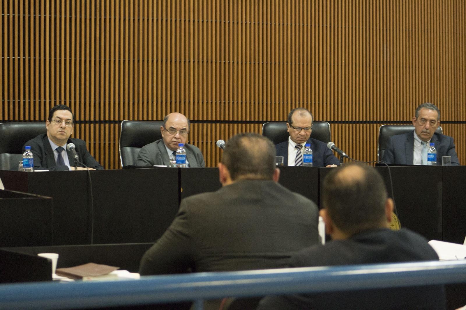 Los magistrados Rodolfo González, Óscar Pineda, Sidney Blanco y Florentín Meléndez observan al presidente de la Asamblea Legislativa, Guillermo Gallegos, durante una audiencia de seguimiento de inconstitucionalidad de la ley de Amnistía, el 19 de julio de 2017. Foto: El Faro/ Milton Ayala