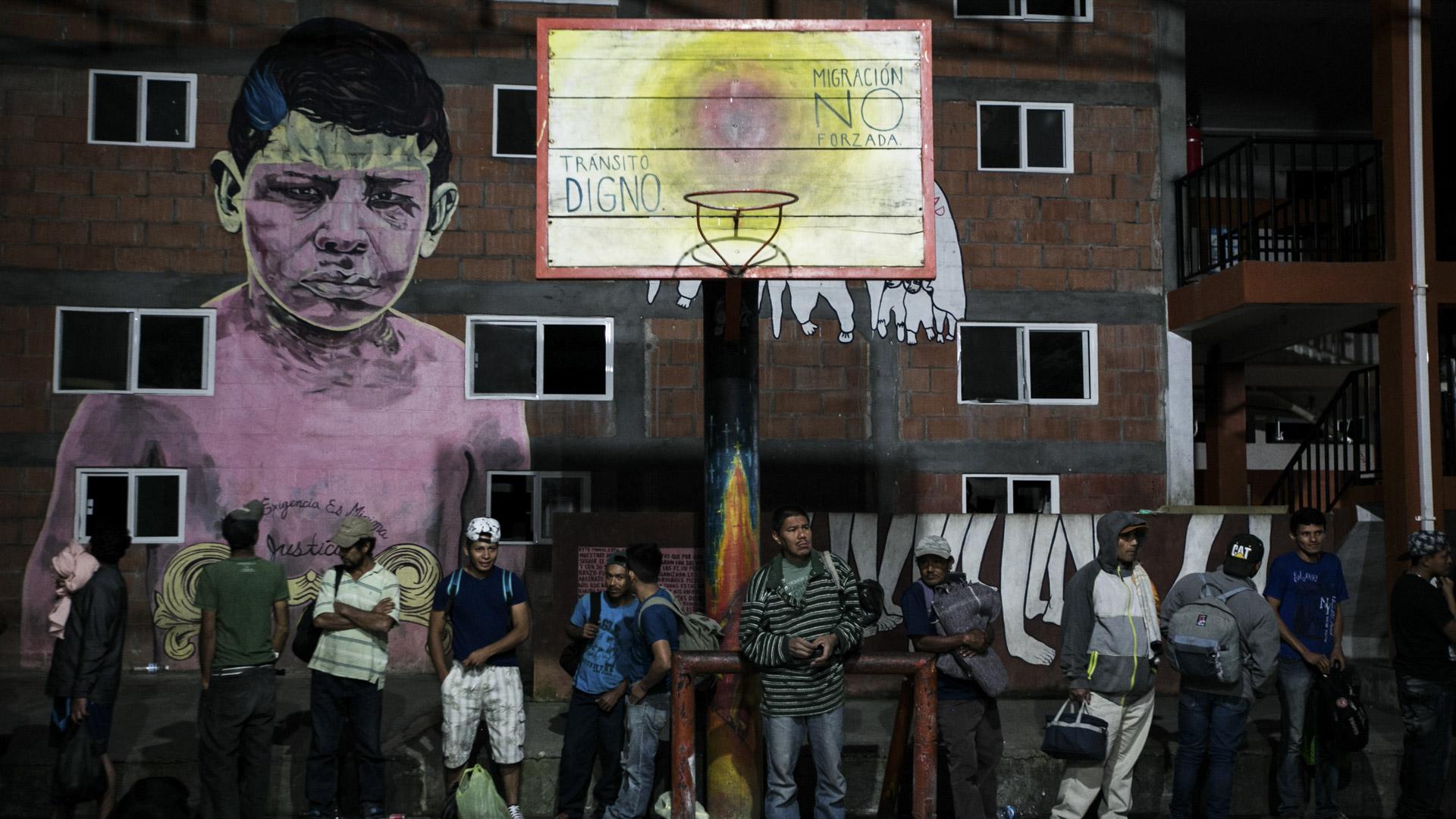 Migrantes escuchan al padre fraile franciscano, Tomás González, antes de ir dormir en el albergue La 72 en el municipio de Tenosique, Tabasco el 23 de febrero de 2017. Foto Fred Ramos.