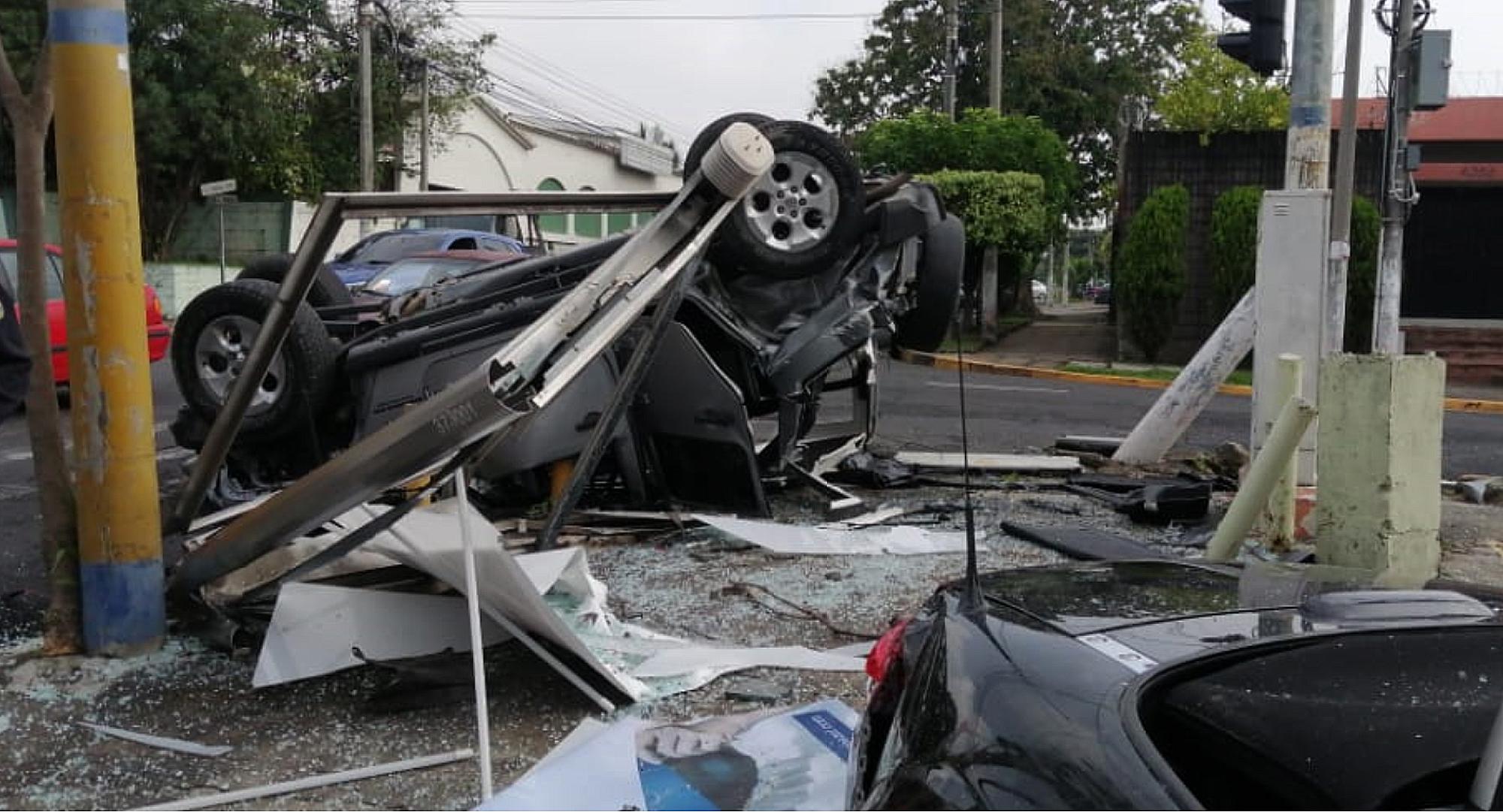 Escena del accidente donde estuvo involucrado el diputado Arturo Simeón Magaña, del partido Arena, en la 79 avenida norte y 9 calle poniente de la colonia Escalón, en San Salvador. El aacidente ocurrió la madrugada del 29 de agosto de 2020. 